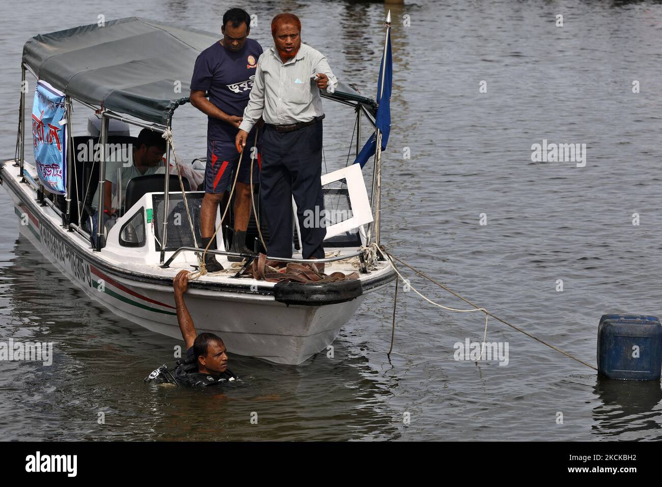 Subacqueo ricerca di corpi dopo una barca si capovolgimenti a Brahmanbaria, Bangladesh il 28 agosto 2021. (Foto di Syed Mahamudur Rahman/NurPhoto) Foto Stock