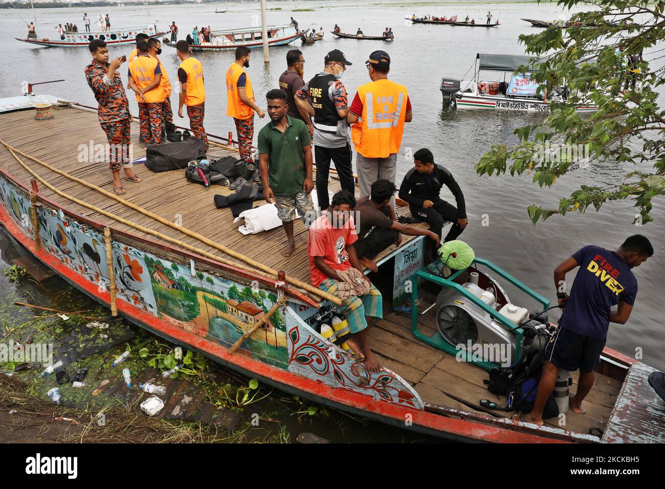 Subacqueo ricerca di corpi dopo una barca si capovolgimenti a Brahmanbaria, Bangladesh il 28 agosto 2021. (Foto di Syed Mahamudur Rahman/NurPhoto) Foto Stock