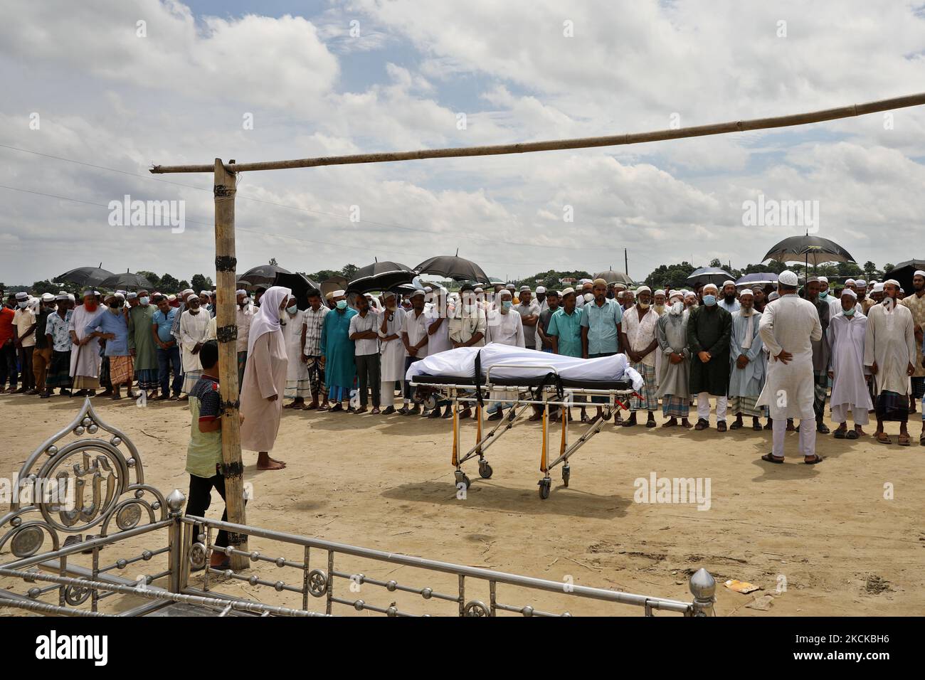 Gli abitanti del villaggio eseguono preghiere funerarie di Sirajul Islam (58) mentre uccise mentre una barca catturò che uccise almeno 23 persone a Brahmanbaria, Bangladesh il 28 agosto 2021. (Foto di Syed Mahamudur Rahman/NurPhoto) Foto Stock