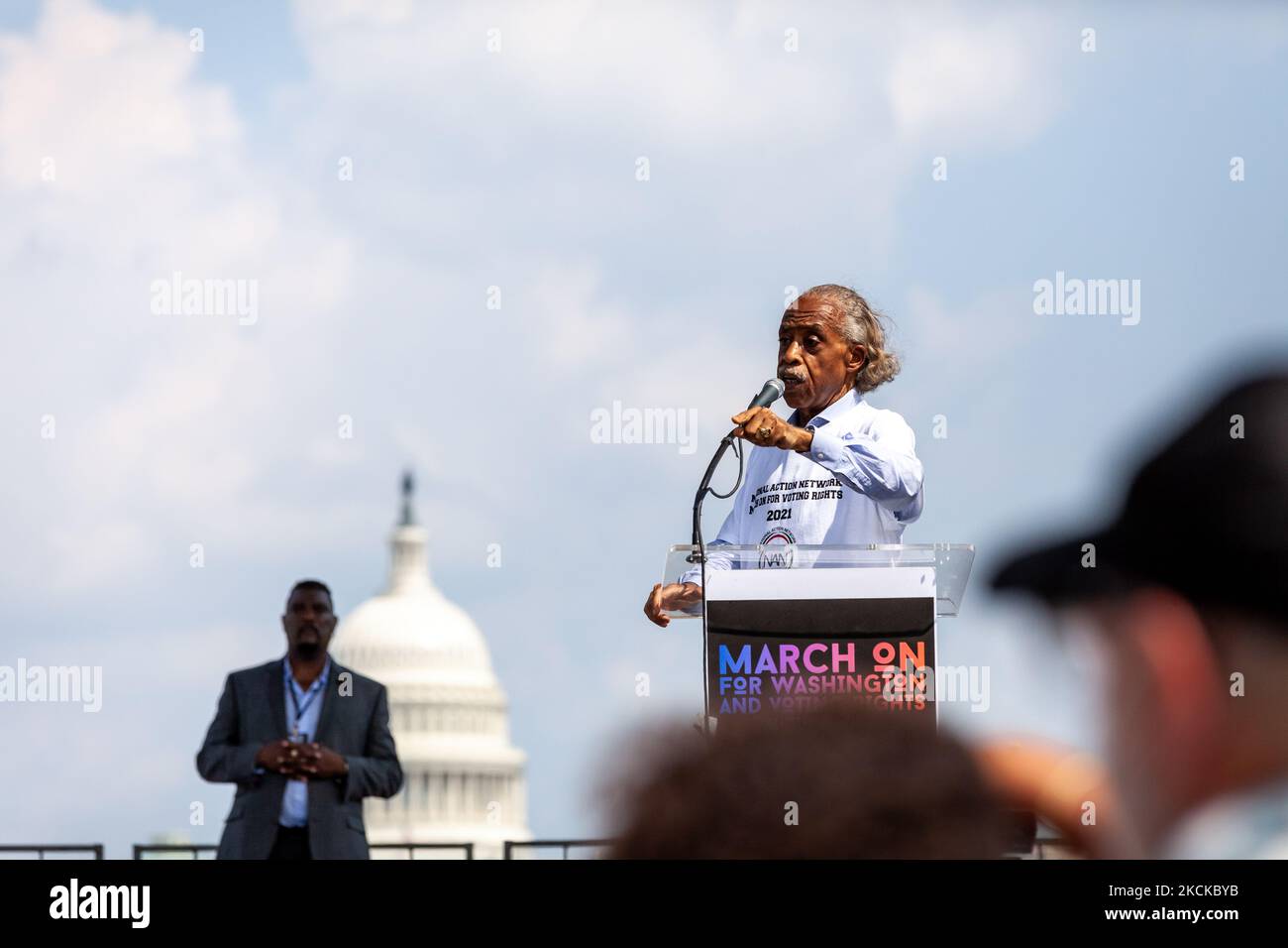 Al Sharpton, fondatore della National Action Network, parla all'evento di punta di una marcia nazionale per i diritti di voto in occasione del 58th° anniversario della marcia su Washington. Gli individui e le organizzazioni partecipanti chiedono di porre fine al ostruzionismo e all'approvazione del John Lewis Voting Rights Advancement Act e del for the People Act per garantire la protezione federale del diritto di voto. L'evento è sponsorizzato dal Drum Major Institute, March on, SEIU, National Action Network, e Future Coalition, e ha più di 225 organizzazioni partner. (Foto di Allison Bailey/NurPhoto) Foto Stock