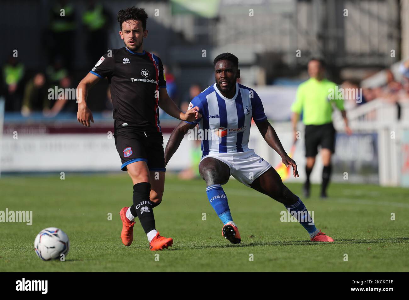 Zaine Francis-Angol di Hartlepool si è Unito in azione con Zach Clough di Carlisle United durante la partita della Sky Bet League 2 tra Hartlepool United e Carlisle United a Victoria Park, Hartlepool sabato 28th agosto 2021. (Foto di Mark Fletcher/MI News/NurPhoto) Foto Stock