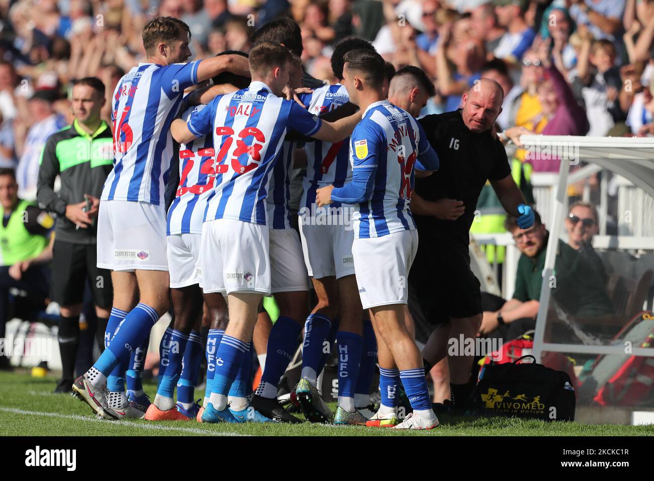 Gavan Holohan di Hartlepool United festeggia con i suoi compagni di squadra e il club phyiso Ian Gallagher durante la partita della Sky Bet League 2 tra Hartlepool United e Carlisle United a Victoria Park, Hartlepool, sabato 28th agosto 2021. (Foto di Mark Fletcher/MI News/NurPhoto) Foto Stock