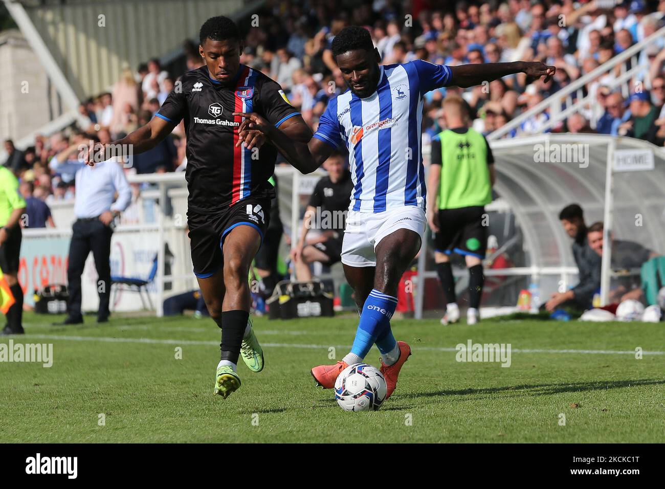 Zaine Francis-Angol di Hartlepool si è Unito in azione con il Tristan Abrahams di Carlisle United durante la partita della Sky Bet League 2 tra Hartlepool United e Carlisle United a Victoria Park, Hartlepool sabato 28th agosto 2021. (Foto di Mark Fletcher/MI News/NurPhoto) Foto Stock