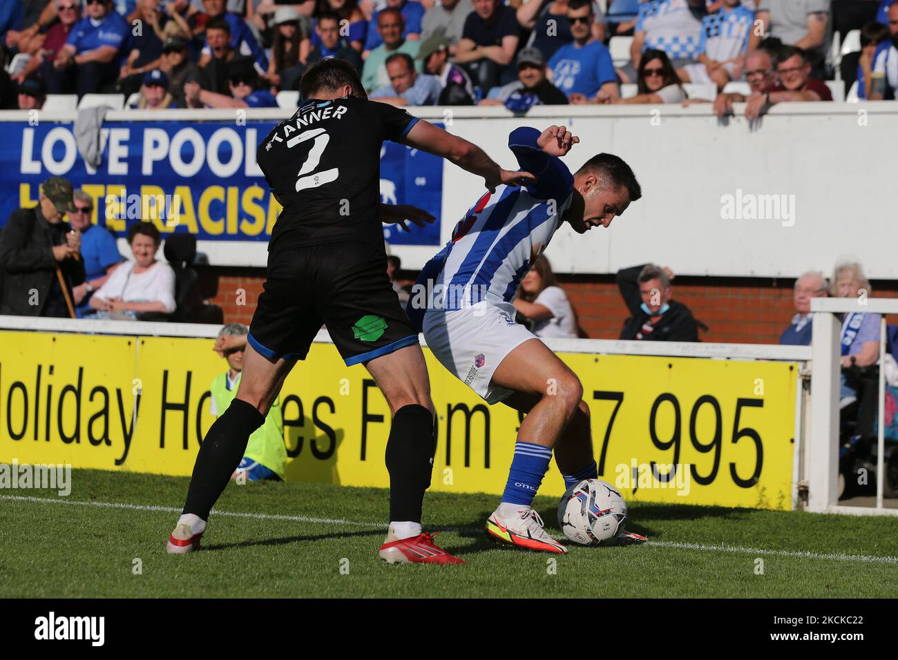 Luke Molyneux di Hartlepool United combatte con George Tanner di Carlisle United durante la partita della Sky Bet League 2 tra Hartlepool United e Carlisle United a Victoria Park, Hartlepool, sabato 28th agosto 2021. (Foto di Mark Fletcher/MI News/NurPhoto) Foto Stock