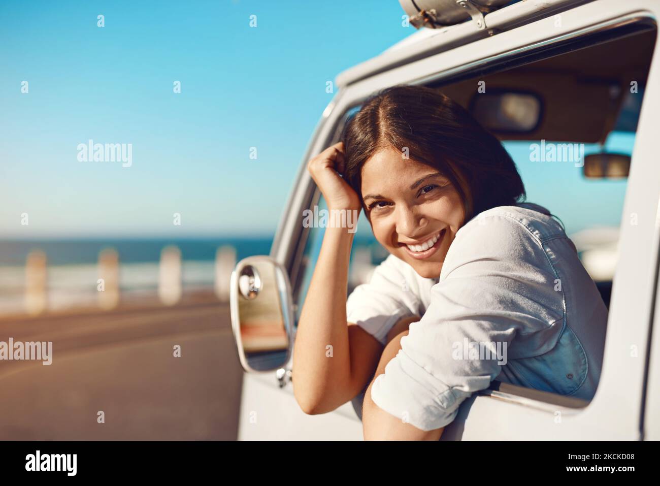Ho tratto il massimo dalla mia estate, una giovane donna felice che ha fatto un viaggio su strada. Foto Stock