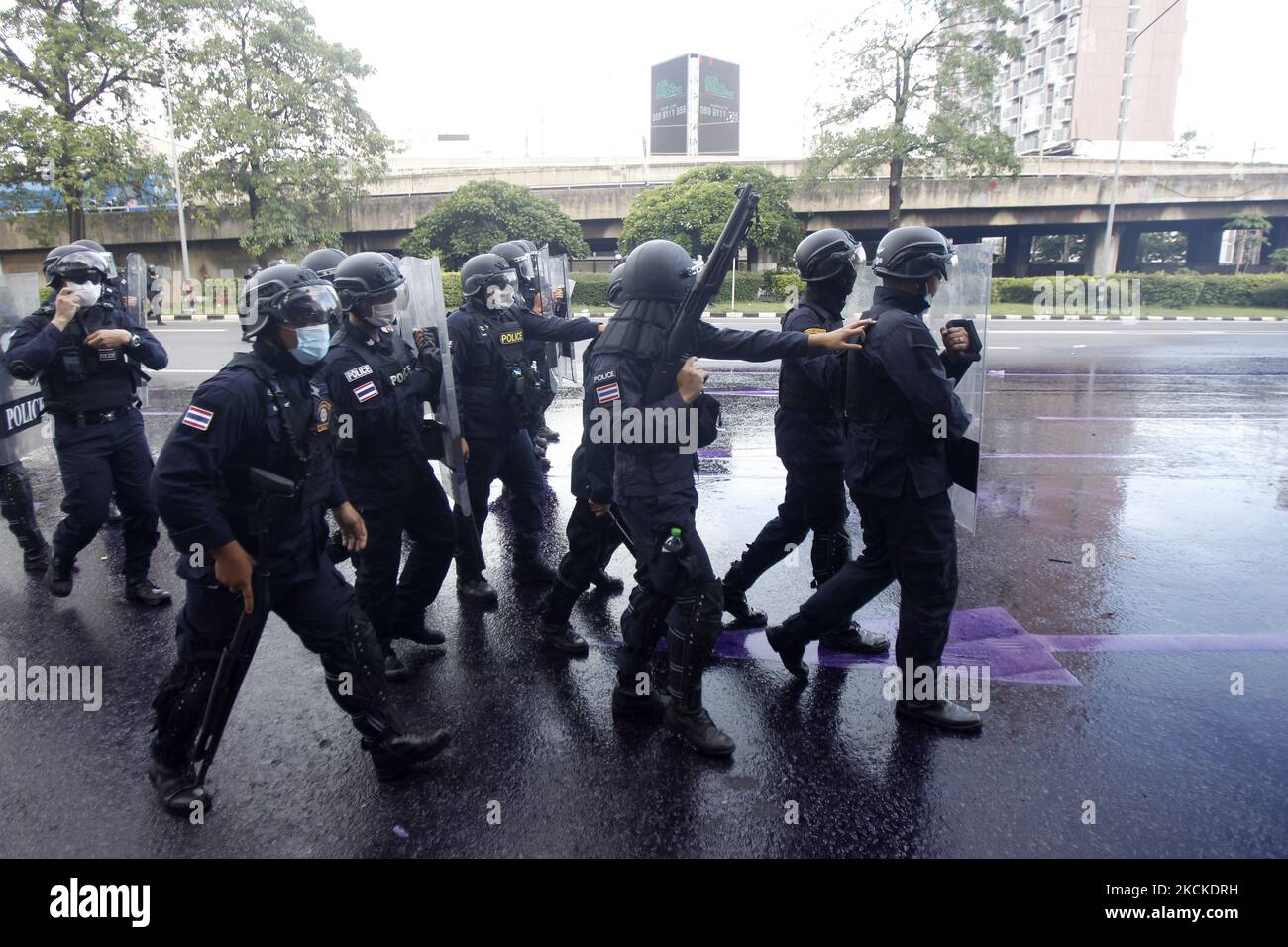 Poliziotti tumulto avanzano verso i manifestanti durante la manifestazione a Bangkok il 29 agosto 2021. I manifestanti che chiedono al primo ministro thailandese, Prayut Chan-o-cha, si abbassano e il governo è ritenuto responsabile per la sua cattiva gestione della pandemia del Covid-19. (Foto di Chaiwat Subprasom/NurPhoto) Foto Stock