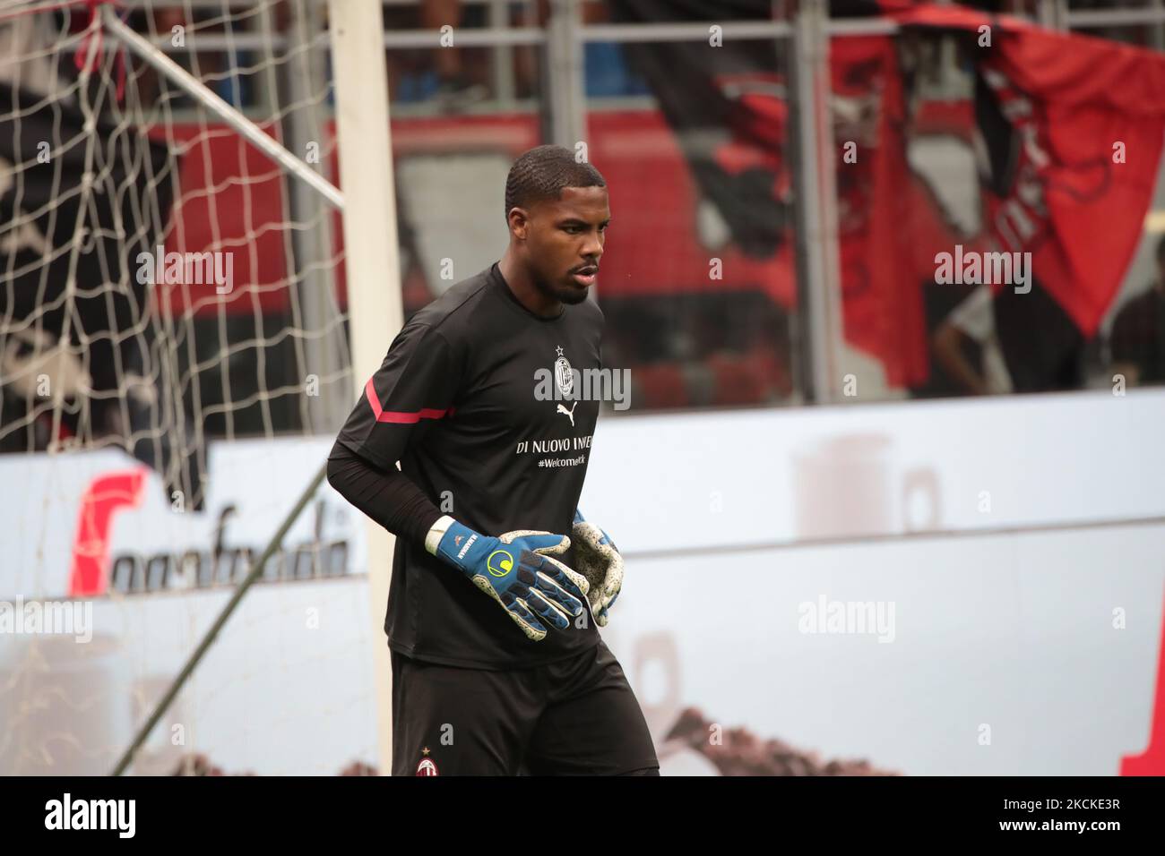 Mike Maignan dell'AC Milan allenarsi allo Stadio San Siro prima della Serie A match tra AC Milan e Cagliari Calcio, il 29 2021 agosto a Milano (Foto di Mairo Cinquetti/NurPhoto) Foto Stock