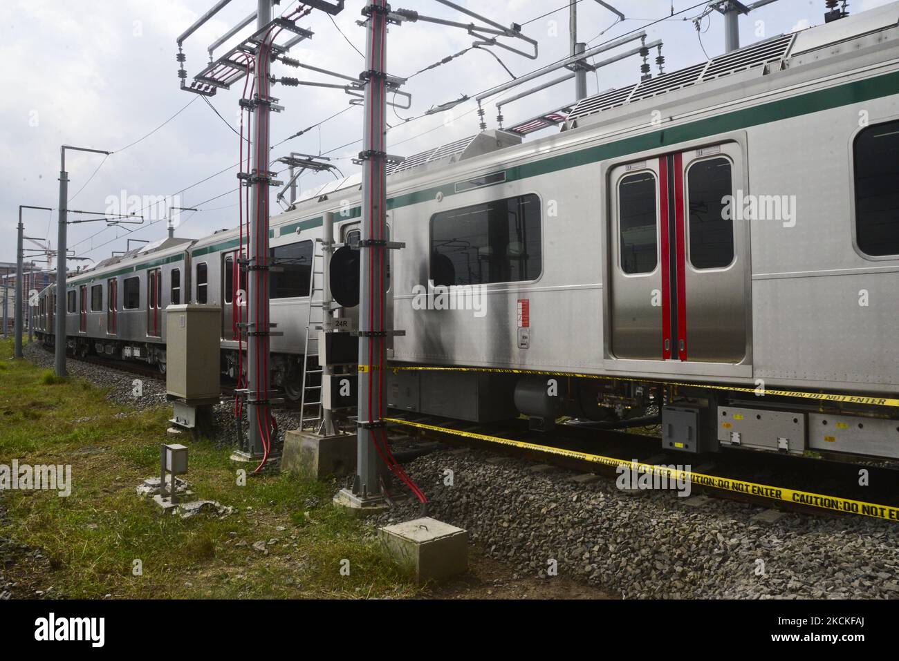 Il primo treno metropolitano del Bangladesh durante il suo primo processo formale sul viadotto della capitale è iniziato a Dhaka, Bangladesh, il 29 agosto 2021. Anche se la metropolitana avrà una velocità massima di 110 km/h, per il momento il treno funzionerà a una velocità di cinque km/h come parte del test delle prestazioni. Quindi la velocità aumenta gradualmente. Infine, il treno correrà ad una velocità di 25 km (Foto di Mamunur Rashid/NurPhoto) Foto Stock