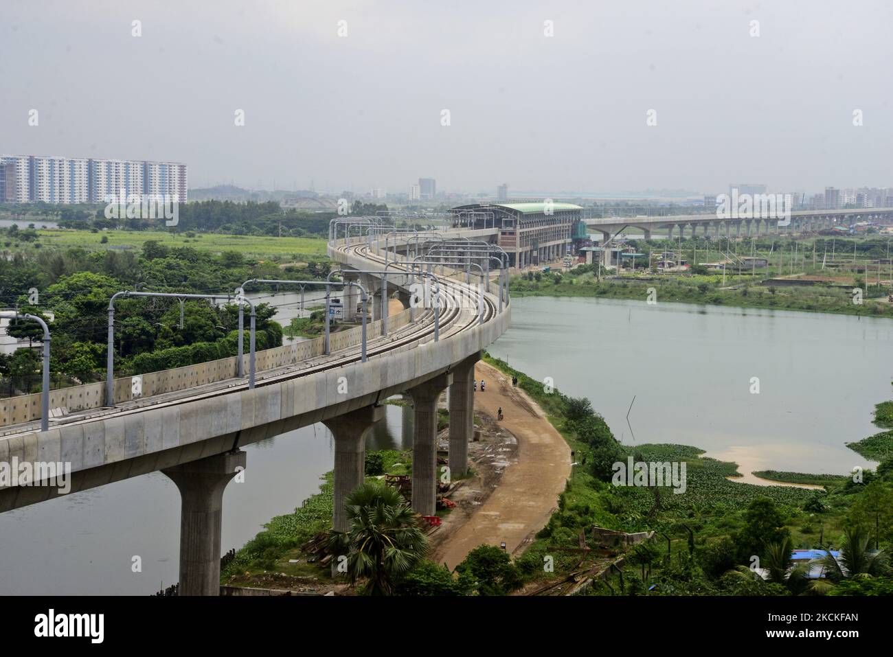 Il primo treno metropolitano del Bangladesh durante il suo primo processo formale sul viadotto della capitale è iniziato a Dhaka, Bangladesh, il 29 agosto 2021. Anche se la metropolitana avrà una velocità massima di 110 km/h, per il momento il treno funzionerà a una velocità di cinque km/h come parte del test delle prestazioni. Quindi la velocità aumenta gradualmente. Infine, il treno correrà ad una velocità di 25 km (Foto di Mamunur Rashid/NurPhoto) Foto Stock