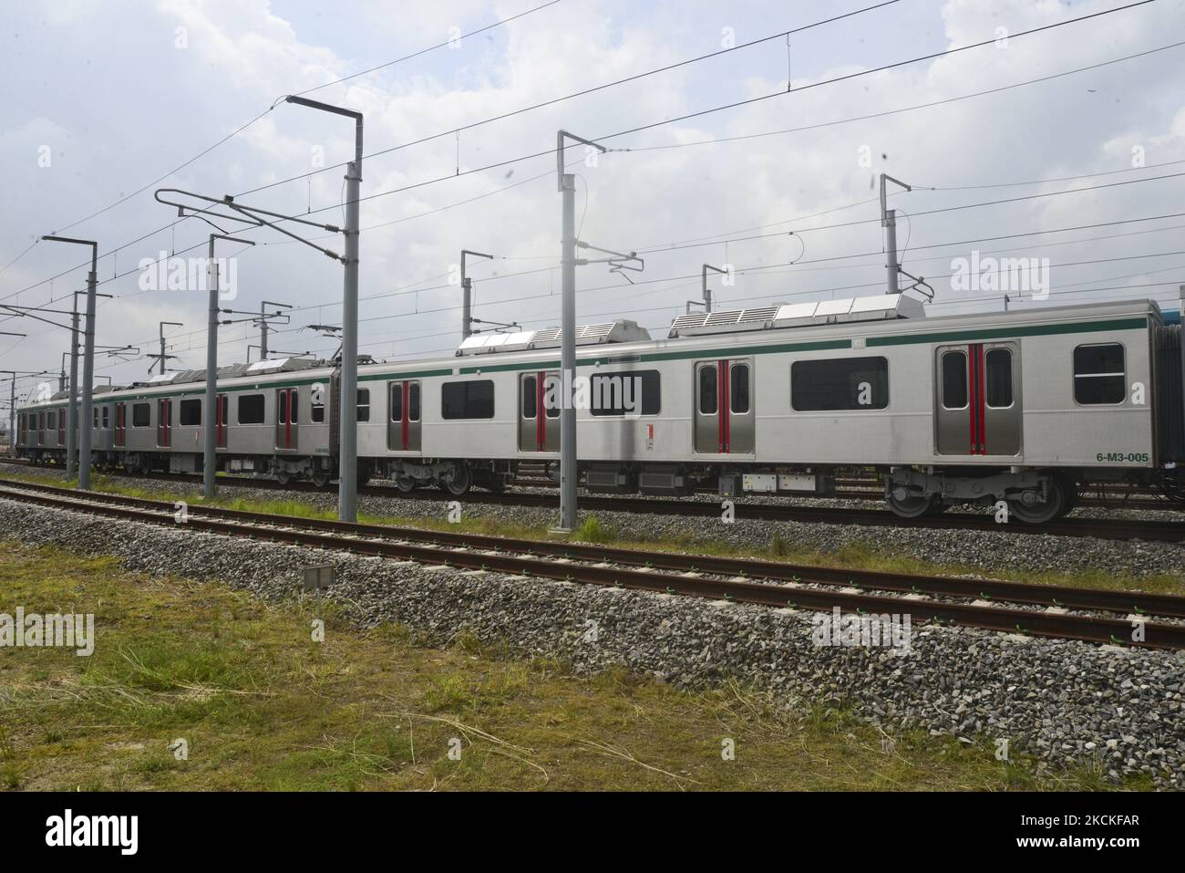 Il primo treno metropolitano del Bangladesh durante il suo primo processo formale sul viadotto della capitale è iniziato a Dhaka, Bangladesh, il 29 agosto 2021. Anche se la metropolitana avrà una velocità massima di 110 km/h, per il momento il treno funzionerà a una velocità di cinque km/h come parte del test delle prestazioni. Quindi la velocità aumenta gradualmente. Infine, il treno correrà ad una velocità di 25 km (Foto di Mamunur Rashid/NurPhoto) Foto Stock