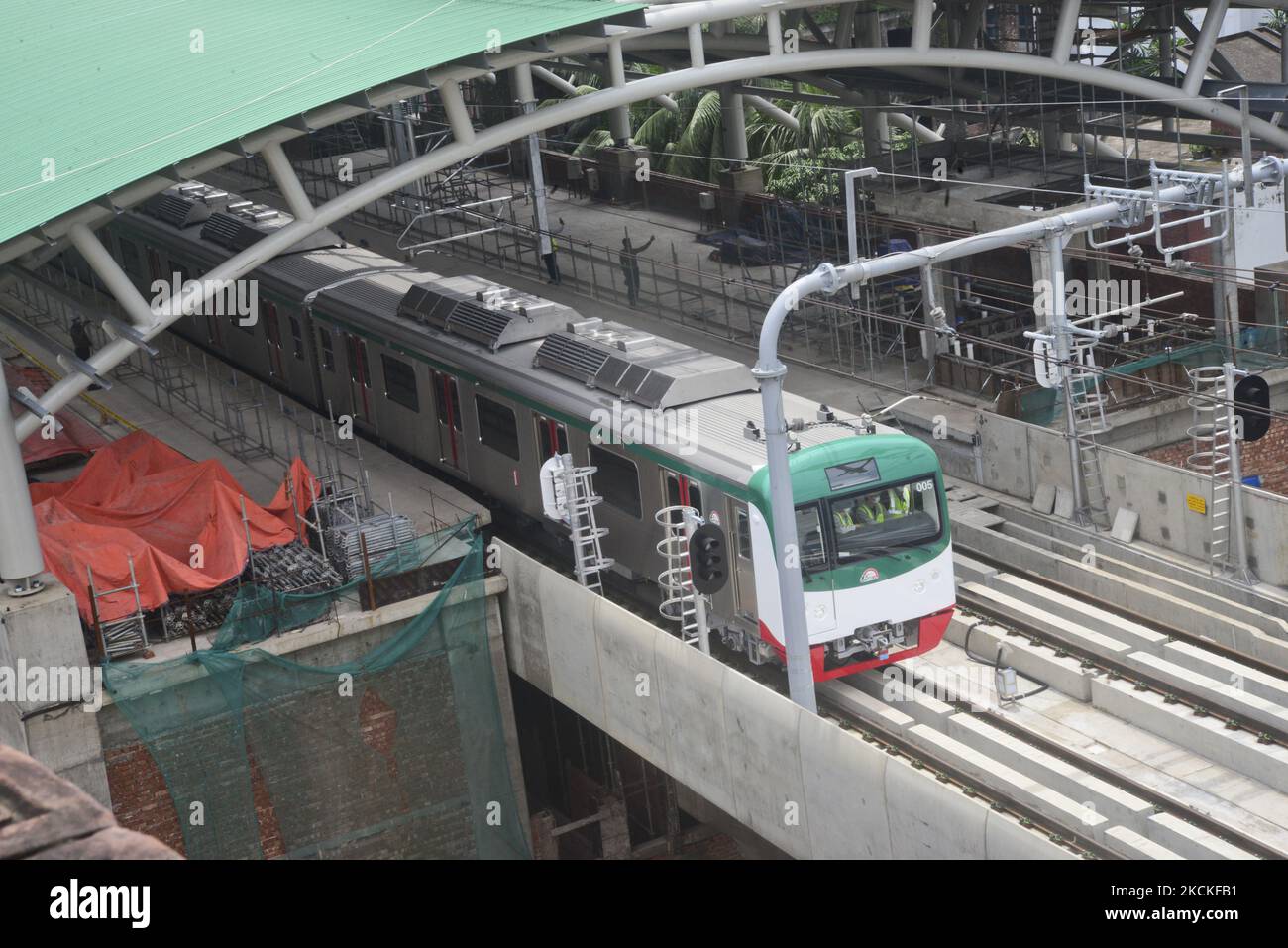 Il primo treno metropolitano del Bangladesh durante il suo primo processo formale sul viadotto della capitale è iniziato a Dhaka, Bangladesh, il 29 agosto 2021. Anche se la metropolitana avrà una velocità massima di 110 km/h, per il momento il treno funzionerà a una velocità di cinque km/h come parte del test delle prestazioni. Quindi la velocità aumenta gradualmente. Infine, il treno correrà ad una velocità di 25 km (Foto di Mamunur Rashid/NurPhoto) Foto Stock