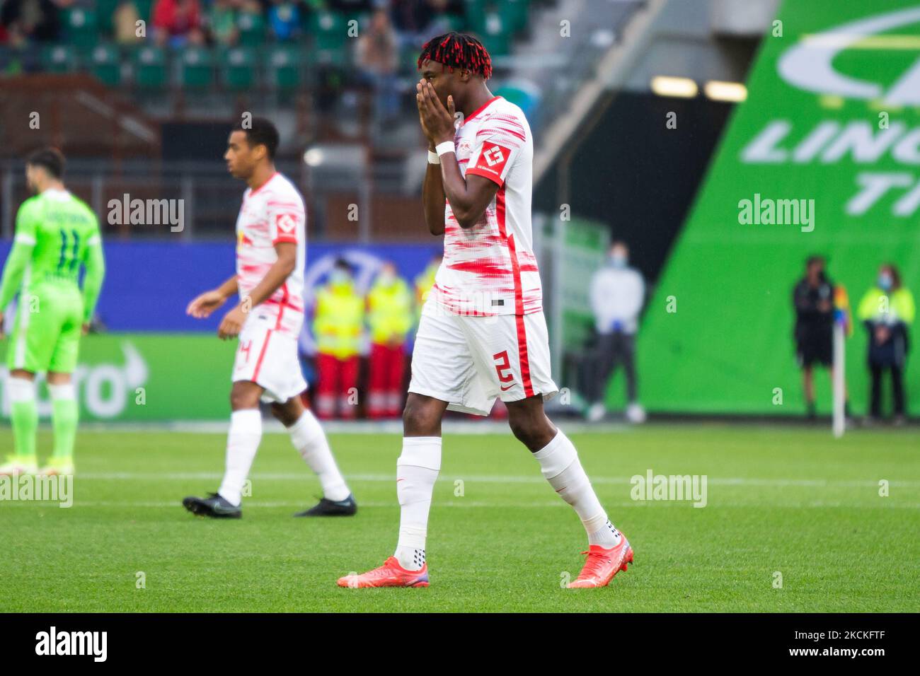 Mohamed Simakan di RB Leipzig gesta durante la partita della Bundesliga tra VfL Wolfsburg e RB Leipzig alla Volkswagen Arena il 29 agosto 2021 a Wolfsburg, Germania. (Foto di Peter Niedung/NurPhoto) Foto Stock