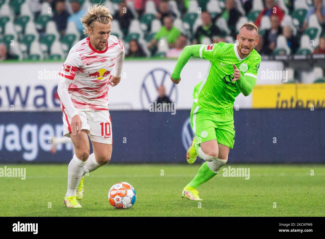 Emil Forsberg di RB Leipzig controlla la palla durante la partita della Bundesliga tra VfL Wolfsburg e RB Leipzig alla Volkswagen Arena il 29 agosto 2021 a Wolfsburg, Germania. (Foto di Peter Niedung/NurPhoto) Foto Stock