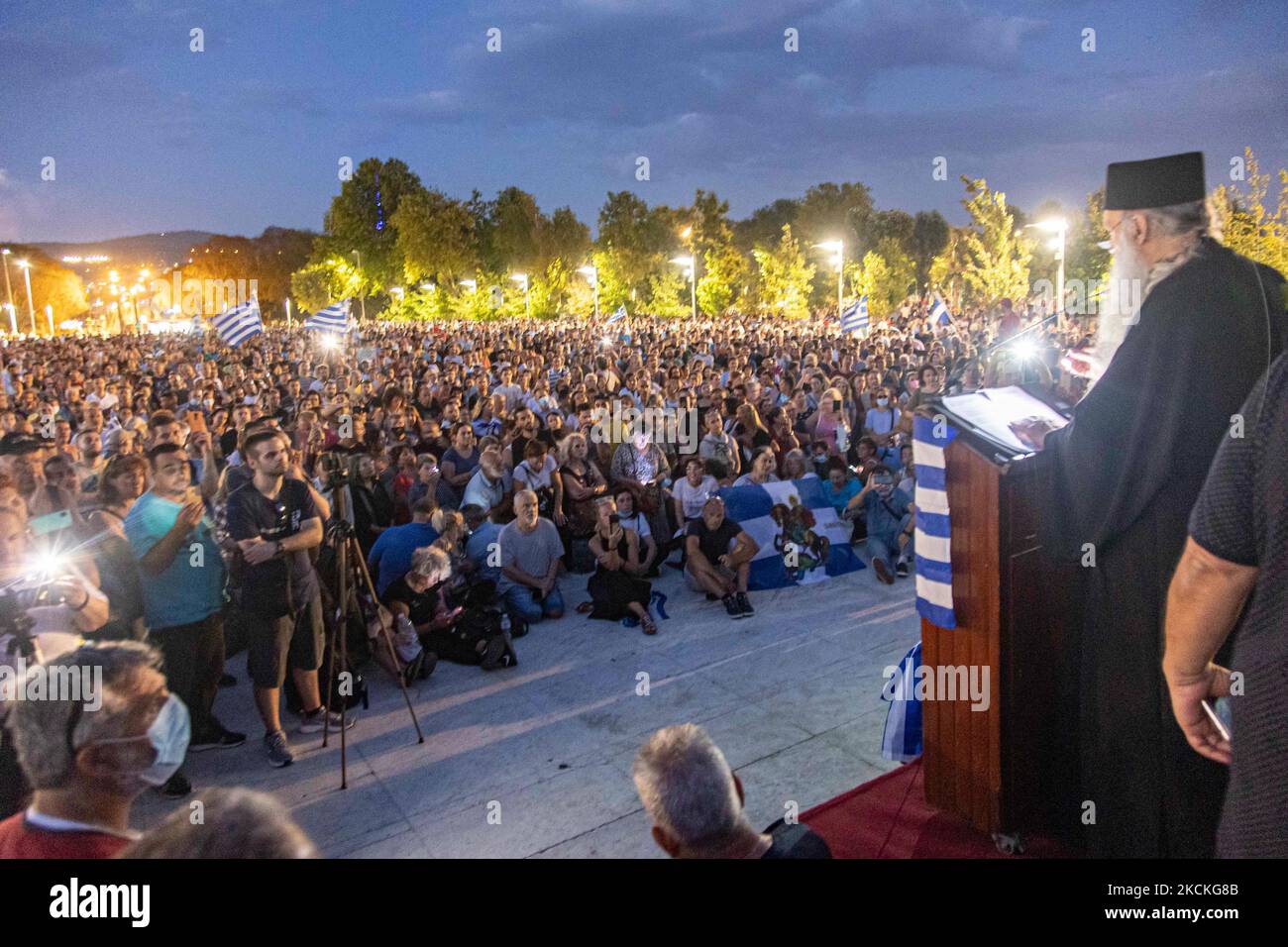 Un sacerdote parla davanti a migliaia di persone contro la vaccinazione sotto la scultura di Alessandro Magno. Nella città di Salonicco si sono svolte numerose proteste con migliaia di manifestanti partecipanti. La manifestazione è stata contraria alla misura obbligatoria di vaccinazione COVID-19 degli operatori sanitari pubblici, dei medici, degli insegnanti per combattere la pandemia a partire dal 1 settembre 2021 dipendenti pubblici non vaccinati nel settore sanitario saranno sospesi. Migliaia di manifestanti sono arrivati dalla Grecia settentrionale, che ha marciato per ore nel centro della città, seguendo i discorsi. Tra il protester Foto Stock