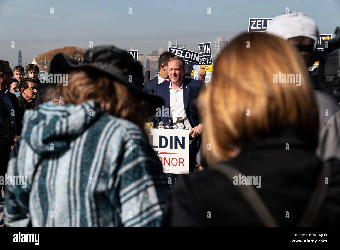 New York, Stati Uniti. 04th Nov 2022. Il candidato repubblicano per il governatore di New York Lee Zeldin parla all'evento della campagna contro i crimini contro le donne al Pier 45 il 4 novembre 2022 Credit: Sipa USA/Alamy Live News Foto Stock