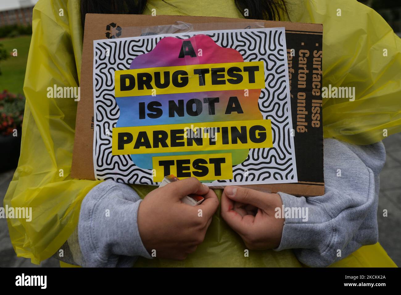 Un attivista tiene un cartello con la scritta "Drug Test is Not A Parenting Test" (il test dei farmaci non è un test genitorialità) durante la Giornata internazionale di consapevolezza del sovradosaggio a Capital Plaza al di fuori dell'edificio federale, che domina la legislatura dell'Alberta, per sensibilizzare il pubblico sul numero di persone che muoiono ogni giorno a causa di overdose. Martedì 31 agosto 2021, a Edmonton, Alberta, Canada. (Foto di Artur Widak/NurPhoto) Foto Stock