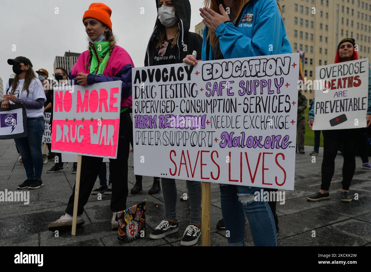 Edmontoniani con segni, foto di persone care e croci con nastri viola e cuori si riuniscono per la Giornata Internazionale di consapevolezza Overdose al Capital Plaza fuori del Federal Building, che domina la legislatura Alberta, per aumentare la consapevolezza del numero di persone che muoiono di overdose ogni giorno. Martedì 31 agosto 2021, a Edmonton, Alberta, Canada. (Foto di Artur Widak/NurPhoto) Foto Stock