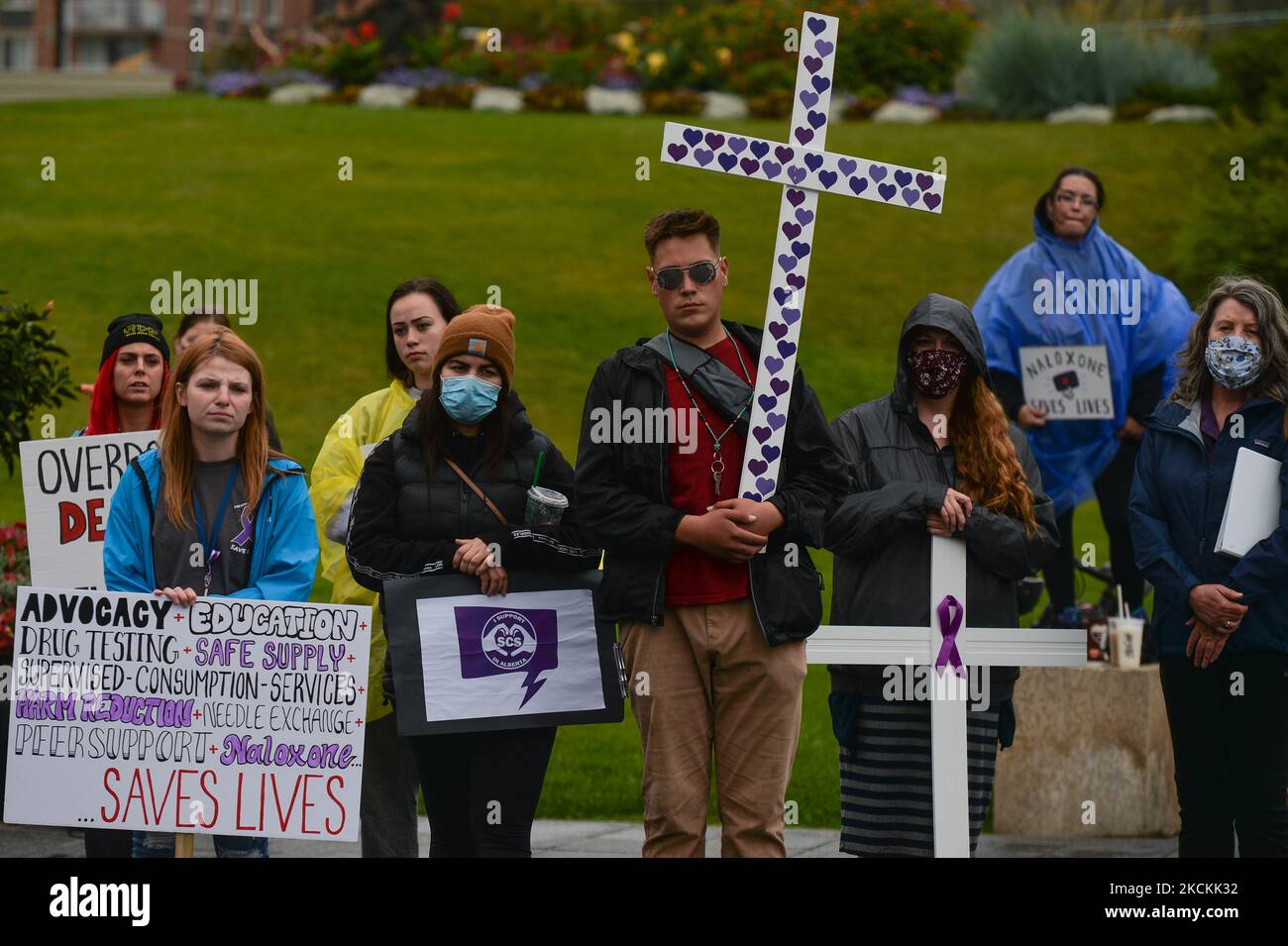 Edmontoniani con segni, foto di persone care e croci con nastri viola e cuori si riuniscono per la Giornata Internazionale di consapevolezza Overdose al Capital Plaza fuori del Federal Building, che domina la legislatura Alberta, per aumentare la consapevolezza del numero di persone che muoiono di overdose ogni giorno. Martedì 31 agosto 2021, a Edmonton, Alberta, Canada. (Foto di Artur Widak/NurPhoto) Foto Stock