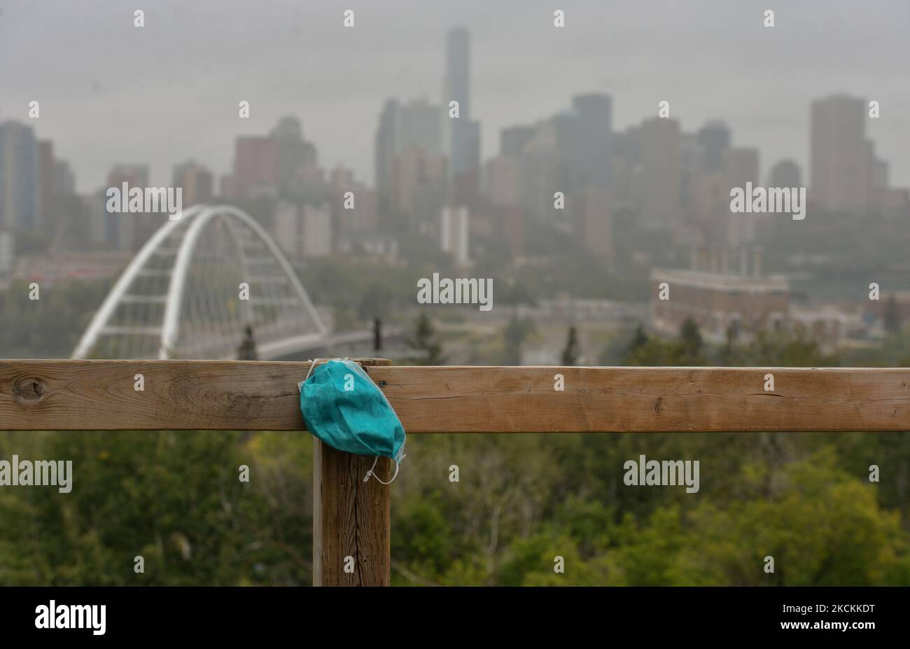 Una maschera medica lasciata su una recinzione che si affaccia sul centro di Edmonton. A partire da venerdì 3 settembre, la città di Edmonton ripristinerà la copertura facciale temporanea obbligatoria, richiedendo maschere in tutti gli spazi pubblici interni e veicoli pubblici come LRT, autobus e veicoli a noleggio. Ciò include le aree pubbliche delle aziende, i negozi al dettaglio, le strutture e le attrazioni turistiche della città, i centri di transito e le piattaforme LRT. Martedì 31 agosto 2021, a Edmonton, Alberta, Canada. (Foto di Artur Widak/NurPhoto) Foto Stock