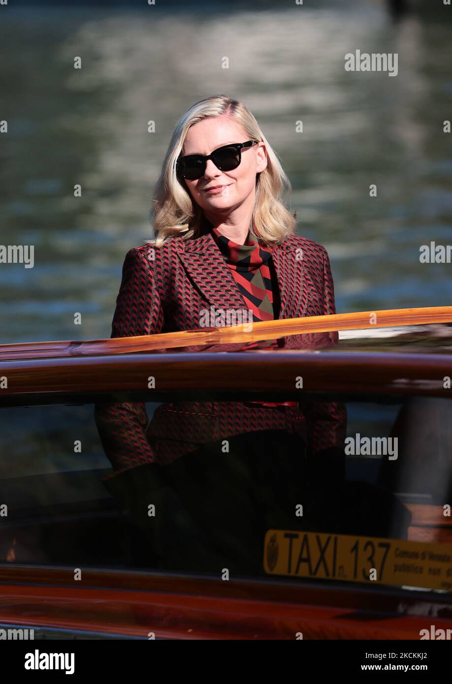 Kirsten Dunst arriva il primo giorno del 78th° Festival Internazionale del Cinema di Venezia, a Venezia, 1 settembre 2021 (Foto di Matteo Chinellato/NurPhoto) Foto Stock