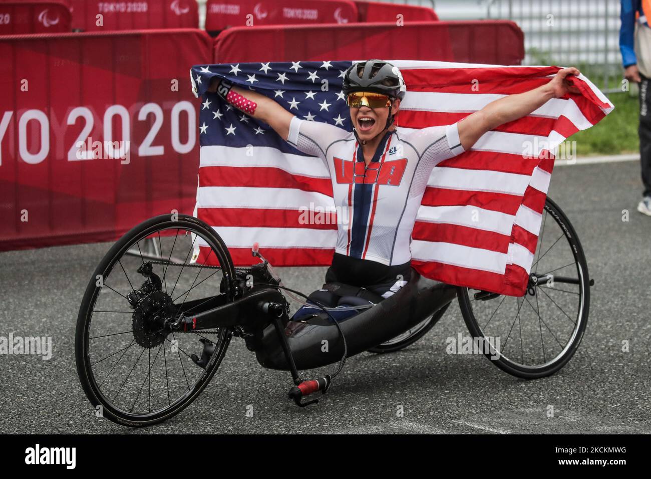 01/09/2021 Tokyo, Giappone. Oksana Masters of the United States festeggia dopo aver vinto alla gara di ciclismo su strada femminile H5 alle Paralimpiadi di Tokyo il 1 settembre 2021, al circuito internazionale di Fuji nella città della prefettura di Shizuoka di Oyama, Giappone centrale. Oksana è nata con diversi difetti di nascita indotti dalle radiazioni come conseguenza della radioattività rilasciata dall'incidente nucleare che si è verificato a Cernobyl nel nord del SSR ucraino nell'Unione Sovietica, il suo paese di nascita. (Foto di Mauro Ujetto/NurPhoto) Foto Stock