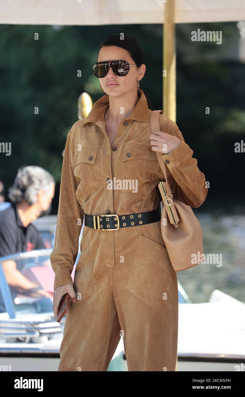 Adriana Lima arriva al 78th° Festival Internazionale del Cinema di Venezia il 02 settembre 2021 a Venezia. (Foto di Matteo Chinellato/NurPhoto) Foto Stock