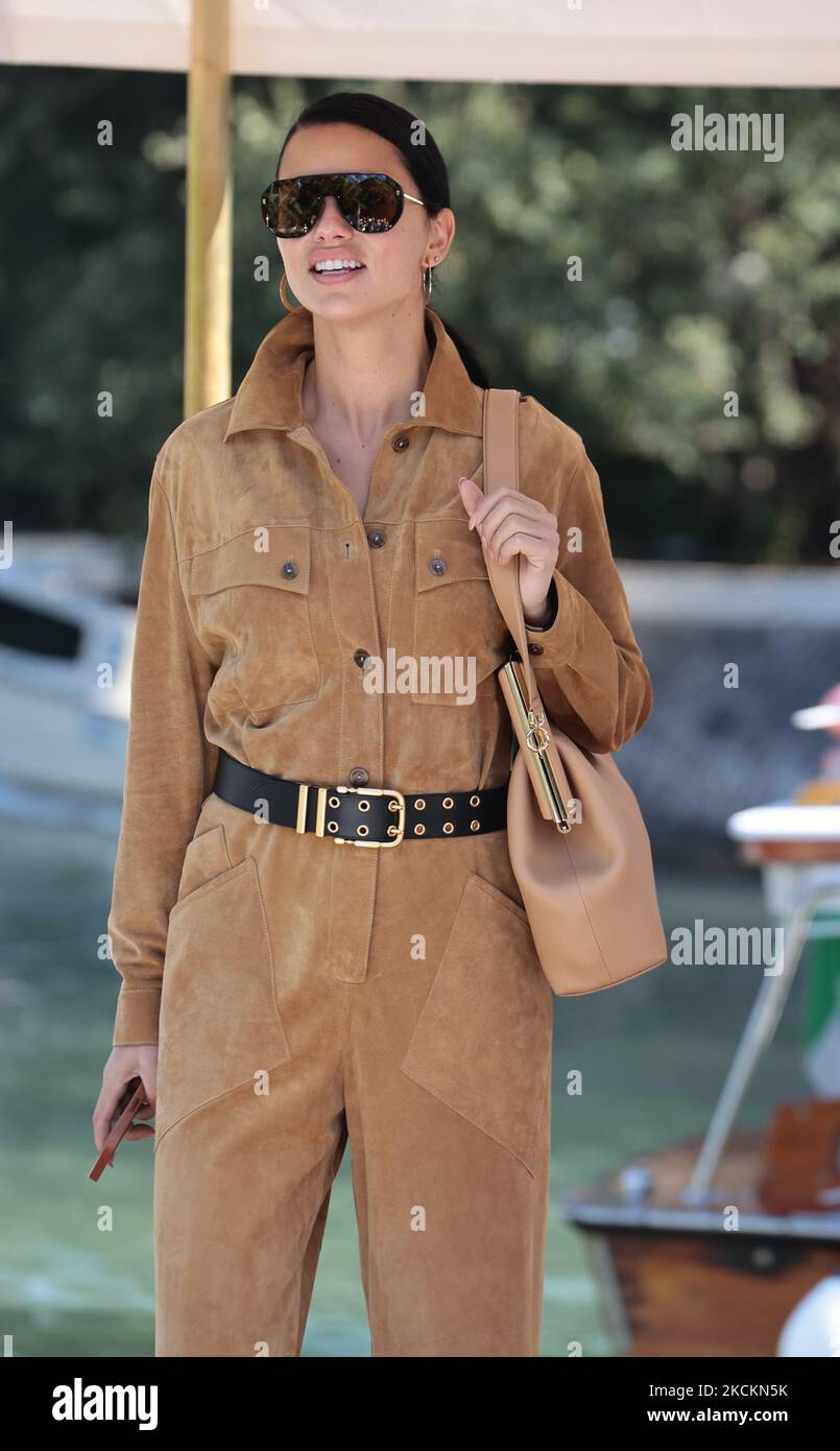 Adriana Lima arriva al 78th° Festival Internazionale del Cinema di Venezia il 02 settembre 2021 a Venezia. (Foto di Matteo Chinellato/NurPhoto) Foto Stock