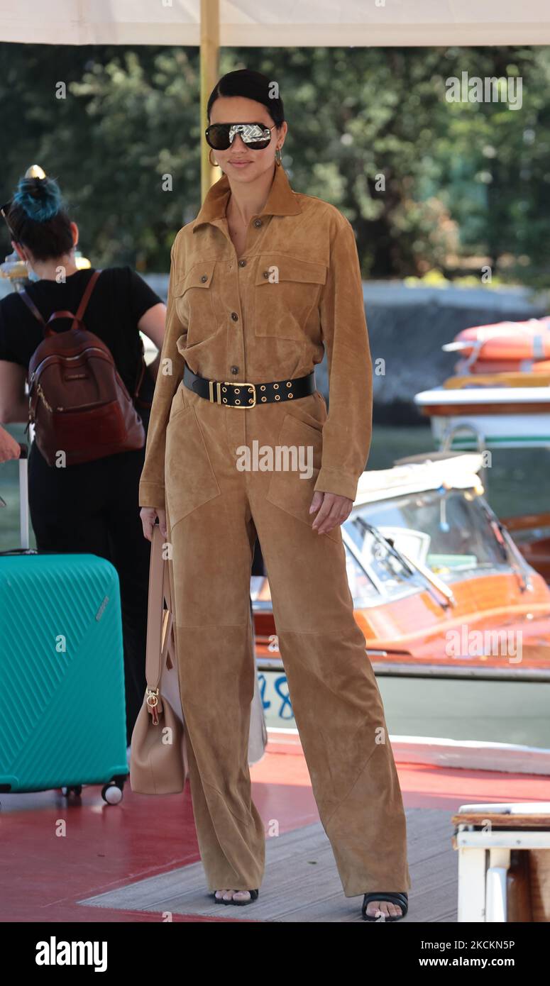 Adriana Lima arriva al 78th° Festival Internazionale del Cinema di Venezia il 02 settembre 2021 a Venezia. (Foto di Matteo Chinellato/NurPhoto) Foto Stock