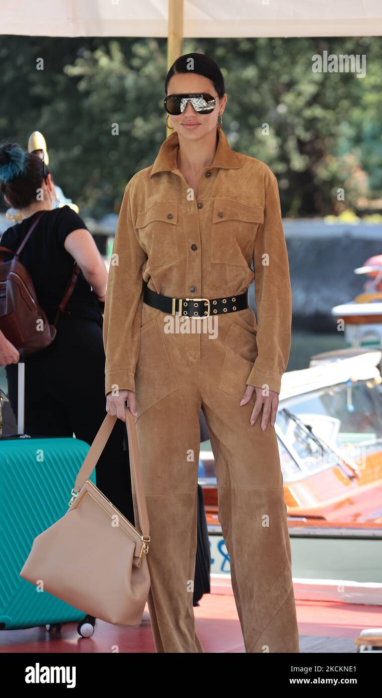 Adriana Lima arriva al 78th° Festival Internazionale del Cinema di Venezia il 02 settembre 2021 a Venezia. (Foto di Matteo Chinellato/NurPhoto) Foto Stock