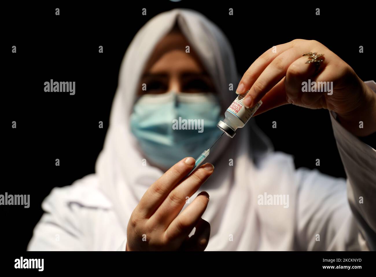 Un operatore sanitario prepara una dose del vaccino Moderna contro il coronavirus in un aumento del tasso di inoculazione tra i palestinesi, a Gaza City, giovedì 2 settembre 2021. (Foto di Majdi Fathi/NurPhoto) Foto Stock