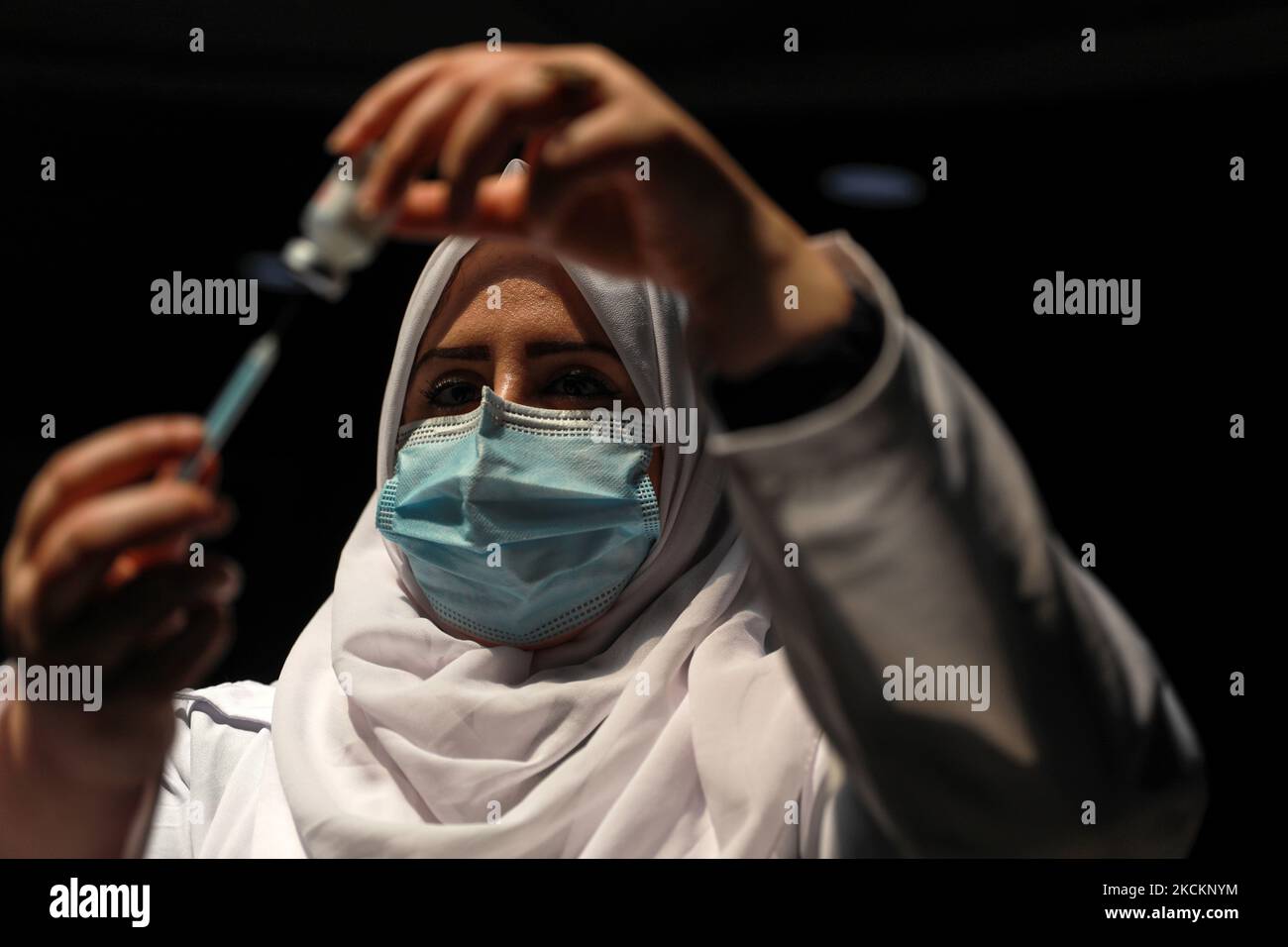 Un operatore sanitario prepara una dose del vaccino Moderna contro il coronavirus in un aumento del tasso di inoculazione tra i palestinesi, a Gaza City, giovedì 2 settembre 2021. (Foto di Majdi Fathi/NurPhoto) Foto Stock