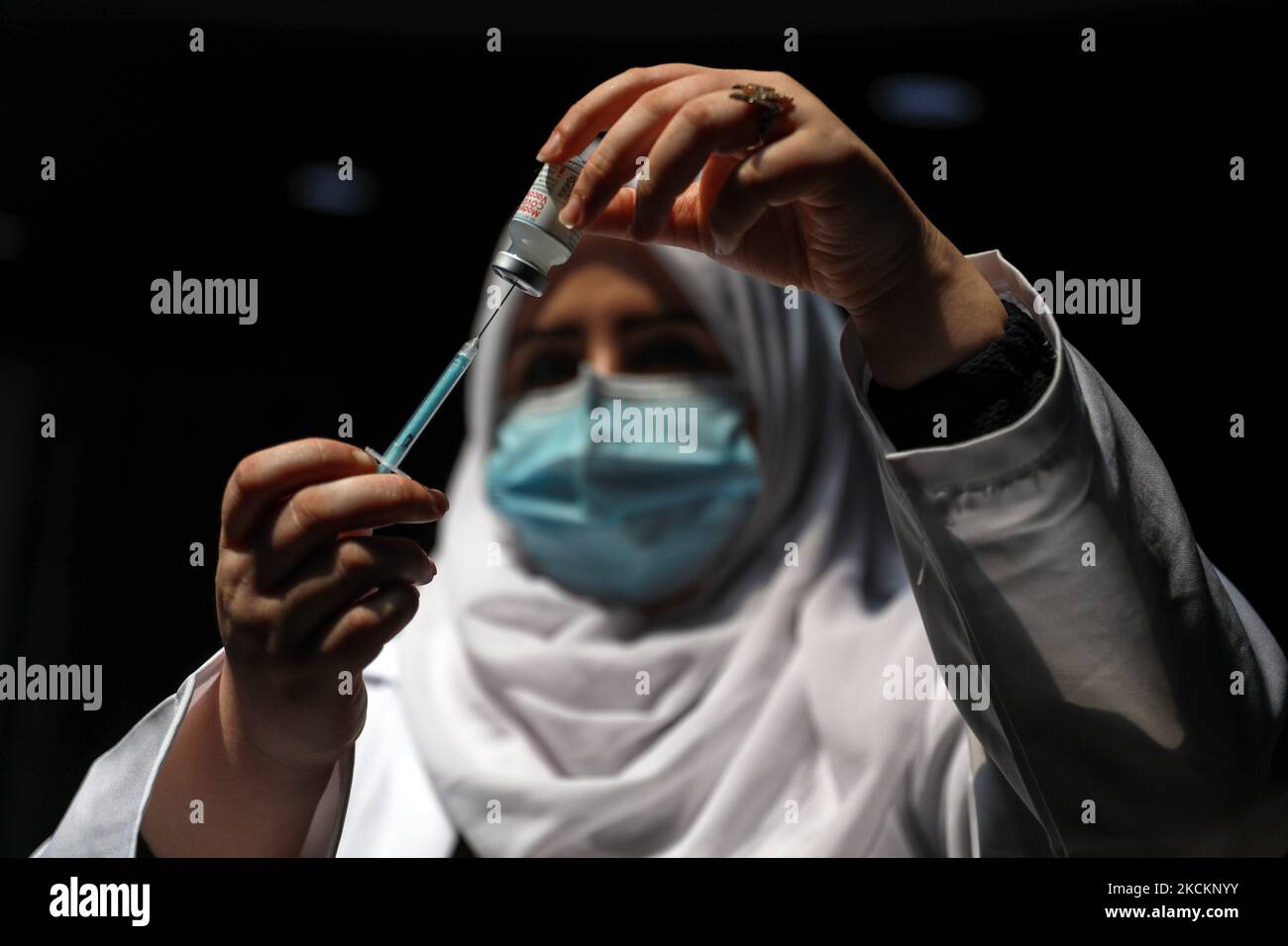 Un operatore sanitario prepara una dose del vaccino Moderna contro il coronavirus in un aumento del tasso di inoculazione tra i palestinesi, a Gaza City, giovedì 2 settembre 2021. (Foto di Majdi Fathi/NurPhoto) Foto Stock