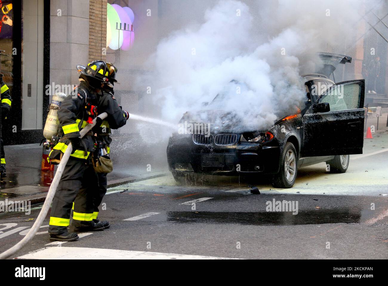 New York, Stati Uniti. 04th Nov 2022. I vigili del fuoco spengono un incendio che ha inghiottito una vettura BMW a Prince Street, Soho, New York City, NY, USA il 4 novembre 2022. Foto di Charles Guerin/ABACAPRESS.COM Credit: Abaca Press/Alamy Live News Foto Stock