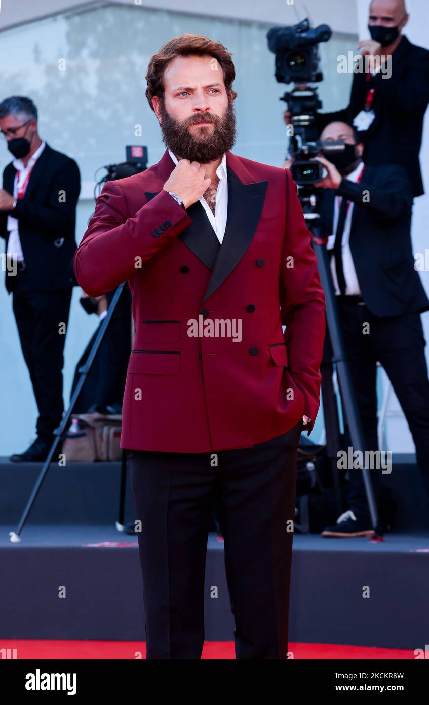 Alessandro Borghi arriva per la proiezione del film 'e' stata la mano di Dio' presentato in concorso durante il 78th° Festival del Cinema di Venezia, il 2 settembre 2021 al Lido di Venezia. (Foto di Matteo Chinellato/NurPhoto) Foto Stock