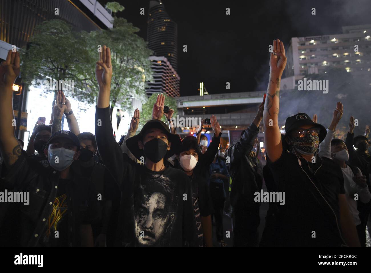 I manifestanti anti anti-governativi salutano con tre dita mentre occupano una strada principale durante una protesta di strada che chiede le dimissioni del primo ministro tailandese Prayut Chan-o-cha, all'incrocio di Ratchaprasong a Bangkok (Thailandia), 03 settembre 2021. (Foto di Anusak Laowilas/NurPhoto) Foto Stock