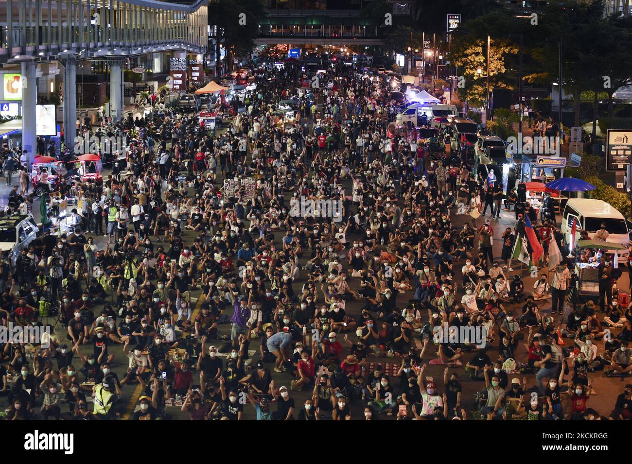 I manifestanti anti anti-governativi occupano una strada principale durante una protesta di strada che chiede le dimissioni del primo ministro tailandese Prayut Chan-o-cha, all'incrocio di Ratchaprasong a Bangkok, in Thailandia, il 03 settembre 2021. (Foto di Anusak Laowilas/NurPhoto) Foto Stock