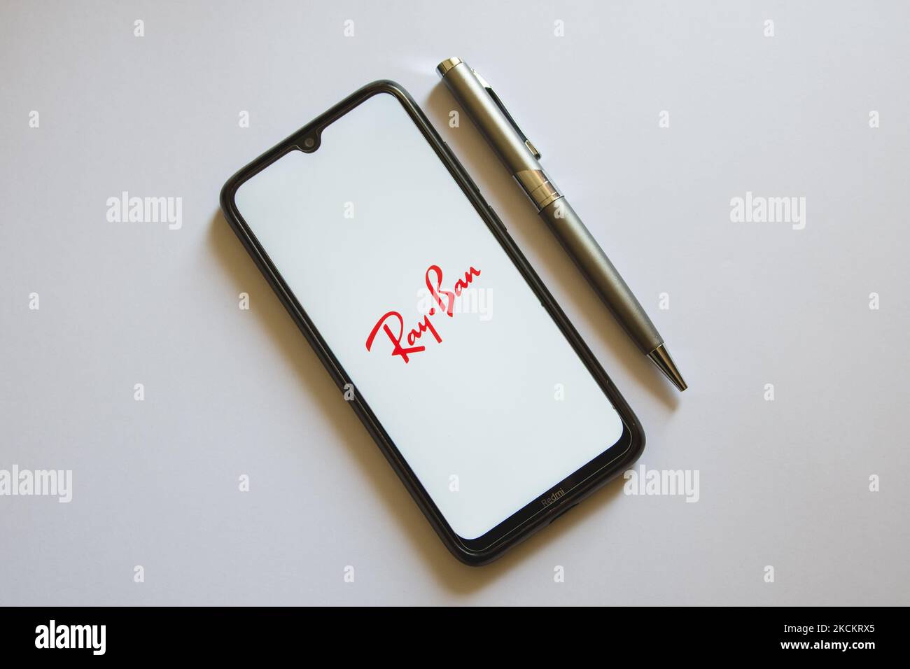 In questa foto, il logo Ray-Ban viene visualizzato sullo schermo di uno smartphone e su una matita ad Atene, in Grecia, il 3 settembre 2021. (Foto di Nikolas Kokovlis/NurPhoto) Foto Stock