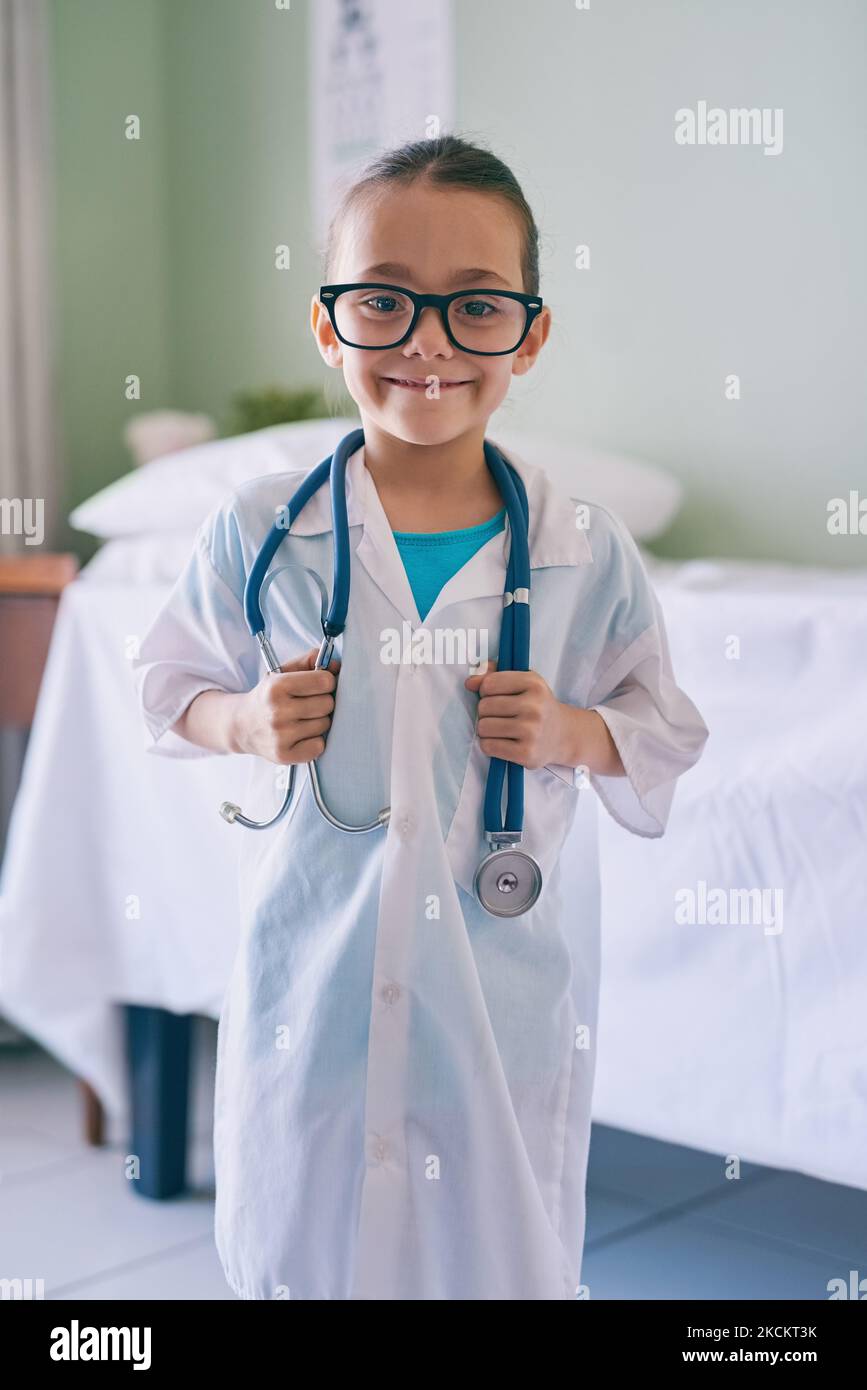 Giocare a dottore è la mia cosa preferita da fare: Una ragazza adorabile vestita da dottore. Foto Stock
