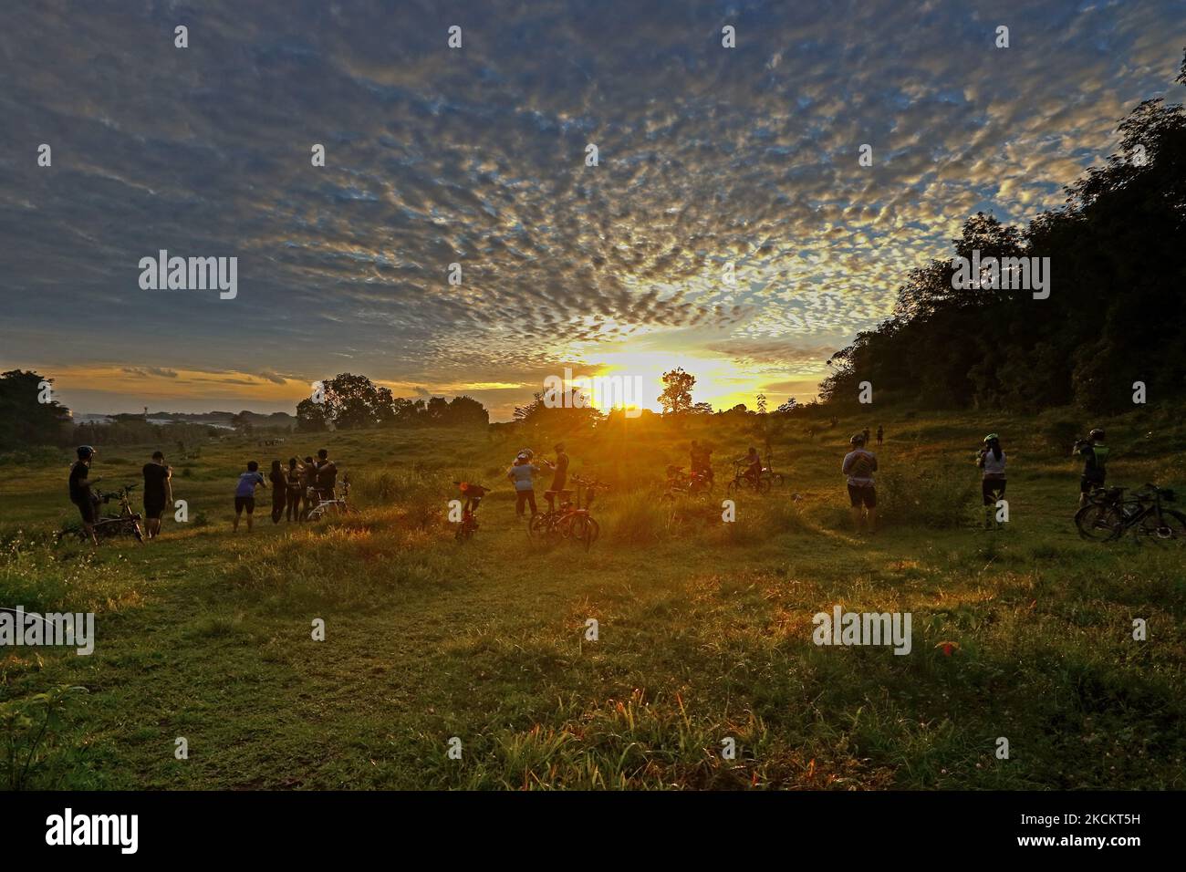 La gente guarda l'alba del 4 settembre 2021 a Singapore. (Foto di Suhaimi Abdullah/NurPhoto) Foto Stock