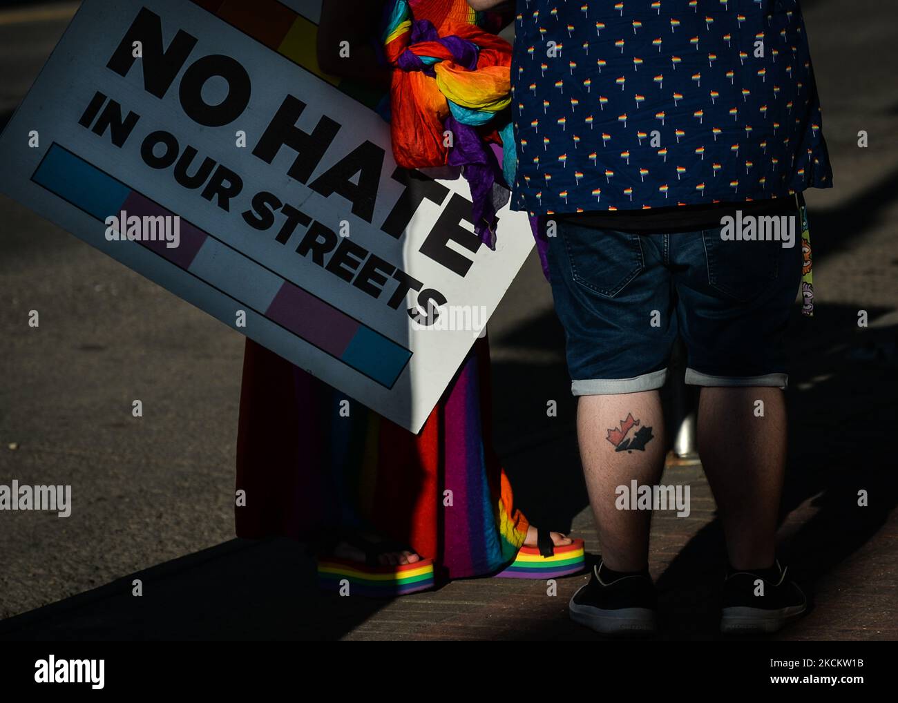 I membri di oltre LGBTQ2S sostenitori locali e alleati si riuniscono al Pride Corner su Whyte Avenue e Gateway Boulevard a Edmonton per contrastare i predicatori di strada protestanti dai Rhema Faith Ministries Edmonton Church Canada. Nel mese di luglio, è stata presentata una petizione speciale che invita la città vecchia di Strathcon e la città di Edmonton a designare permanentemente il sito come 'Pride Corner' per garantire LGBTQ + giovani, in particolare coloro che sperimentano senzatetto, sentirsi al sicuro e Benvenuto. Venerdì, 3 settembre 2021, a Edmonton, Alberta, Canada. (Foto di Artur Widak/NurPhoto) Foto Stock