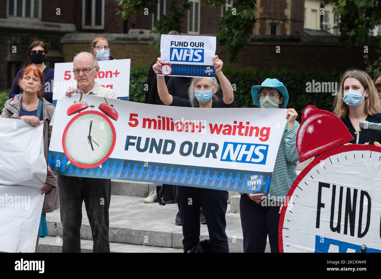 LONDRA, REGNO UNITO - 20 LUGLIO 2021: I sostenitori dell'NHS lanciano una campagna al di fuori delle Camere del Parlamento chiedendo che il governo fornisca finanziamenti adeguati per l'NHS per affrontare il ritardo delle liste d'attesa pari a 5,4 milioni di pazienti in attesa di trattamento a causa della pandemia di Covid-19 il 04 settembre 2021 a Londra, Inghilterra. (Foto di Wiktor Szymanowicz/NurPhoto) Foto Stock