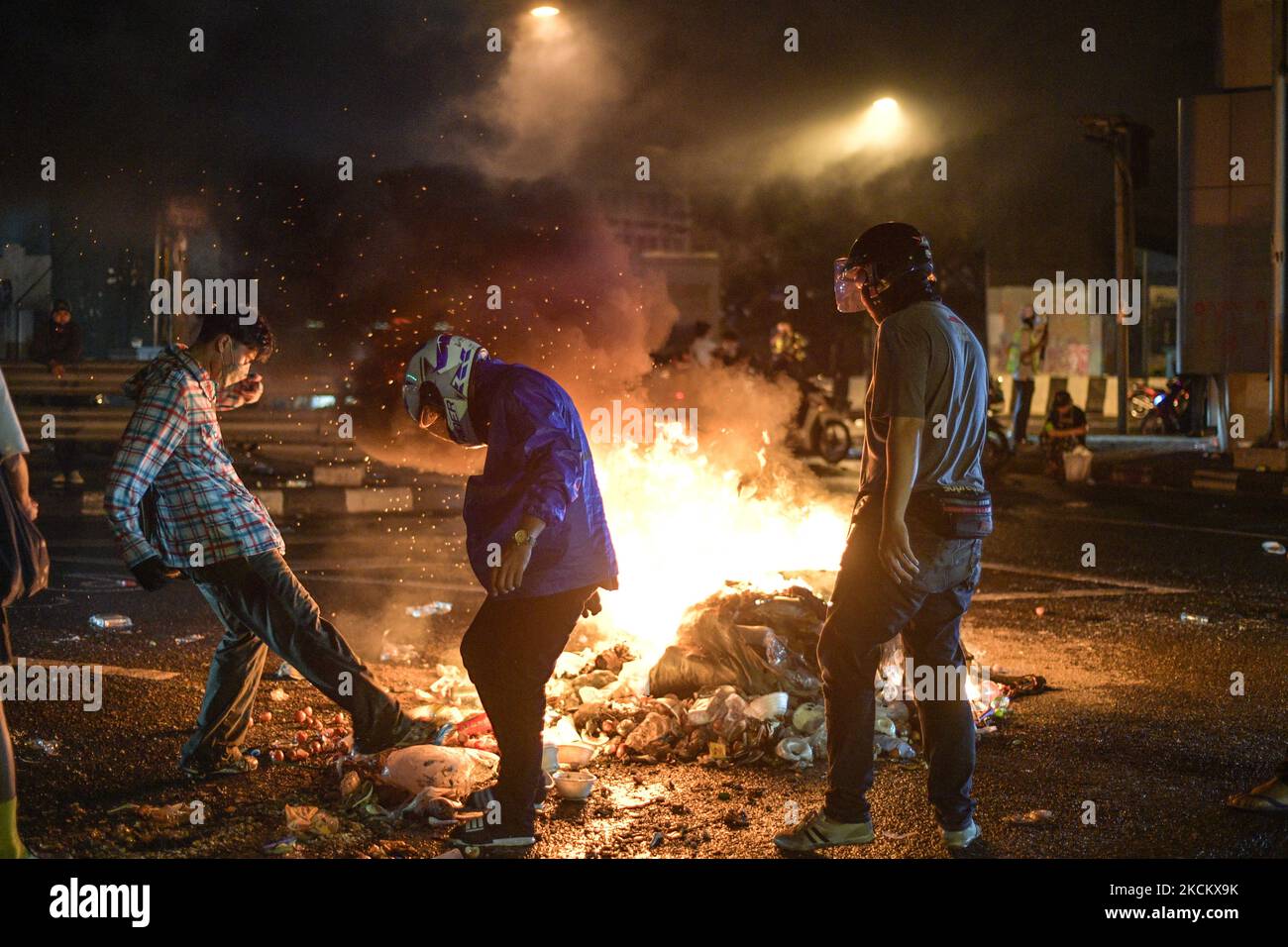 I manifestanti anti anti-governativi hanno messo le gomme sul fuoco durante una manifestazione a Bangkok il 4 settembre 2021 a Bangkok, Thailandia. (Foto di Vachira Vachira/NurPhoto) Foto Stock