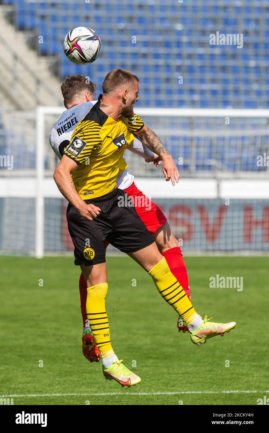 OLE Pohlmann (a destra) di Borussia Dortmund II e Florian Riedel (a sinistra) di TSV Havelse combattono per la palla durante gli anni '3. Liga match tra TSV Havelse e Borussia Dortmund II all'HDI-Arena il 05 settembre 2021 ad Hannover, Germania. (Foto di Peter Niedung/NurPhoto) Foto Stock