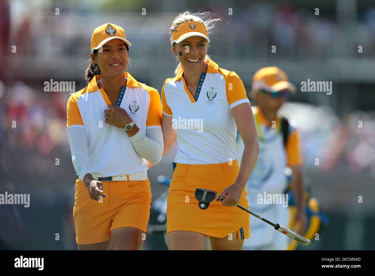 Celine Boutier (L) e Sophia Popov (R) del Team Europe festeggiano sul green 12th durante gli abbinamenti pomeridiani di quattro palline della Solheim Cup 2021 all'Inverness Club, a Toledo, Ohio, USA, domenica, Settembre 5, 2021. (Foto di Jorge Lemus/NurPhoto) Foto Stock