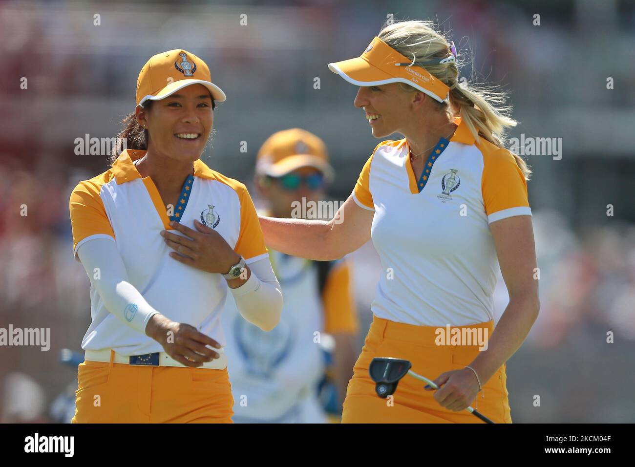 Celine Boutier (L) e Sophia Popov (R) del Team Europe festeggiano sul green 12th durante gli abbinamenti pomeridiani di quattro palline della Solheim Cup 2021 all'Inverness Club, a Toledo, Ohio, USA, domenica, Settembre 5, 2021. (Foto di Jorge Lemus/NurPhoto) Foto Stock