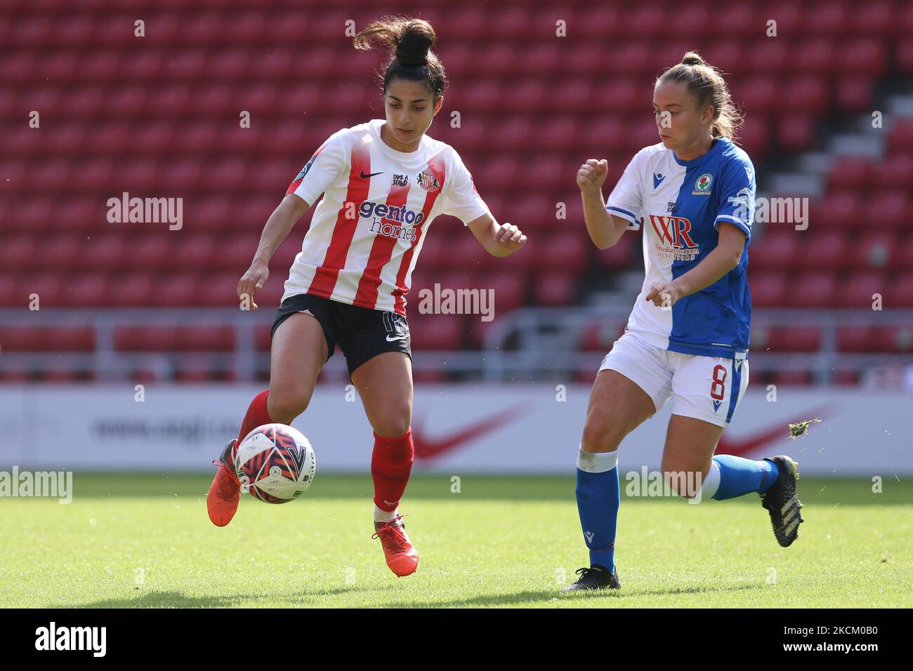 Maria Farrurgia di Sunderland ed Emma Doyle di Blackburn Rovers in azione durante la partita di fa Women's Championship tra Sunderland e Blackburn Rovers allo Stadio di luce, Sunderland domenica 5th settembre 2021. (Foto di will Matthews/MI News/NurPhoto) Foto Stock