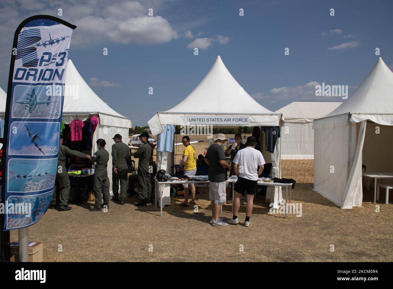 2nd° giorno del 9th° Salone aereo della settimana del volo di Atene presso la base aerea di Tanagra. La gente ha partecipato alla dimostrazione statica e di volo del popolare spettacolo aereo che è stato cancellato nel 2020 a causa di Covid-19 restrizioni. Squadre provenienti da Francia, Danimarca, Germania, Italia, Austria, Stati Uniti, Arabia Saudita, Grecia hanno partecipato al Salone aereo oltre a un Aegean Airlines A320neo e a uno storico aereo Spitfire. Lo spettacolo ha per lo più partecipazioni militari. L'esercito e l'aviazione ellenica hanno fatto una dimostrazione con elicotteri, aerei e personale di terra. Atene, Grecia il 6 settembre 2021 (Foto di Nicolas Economou/NurPh Foto Stock