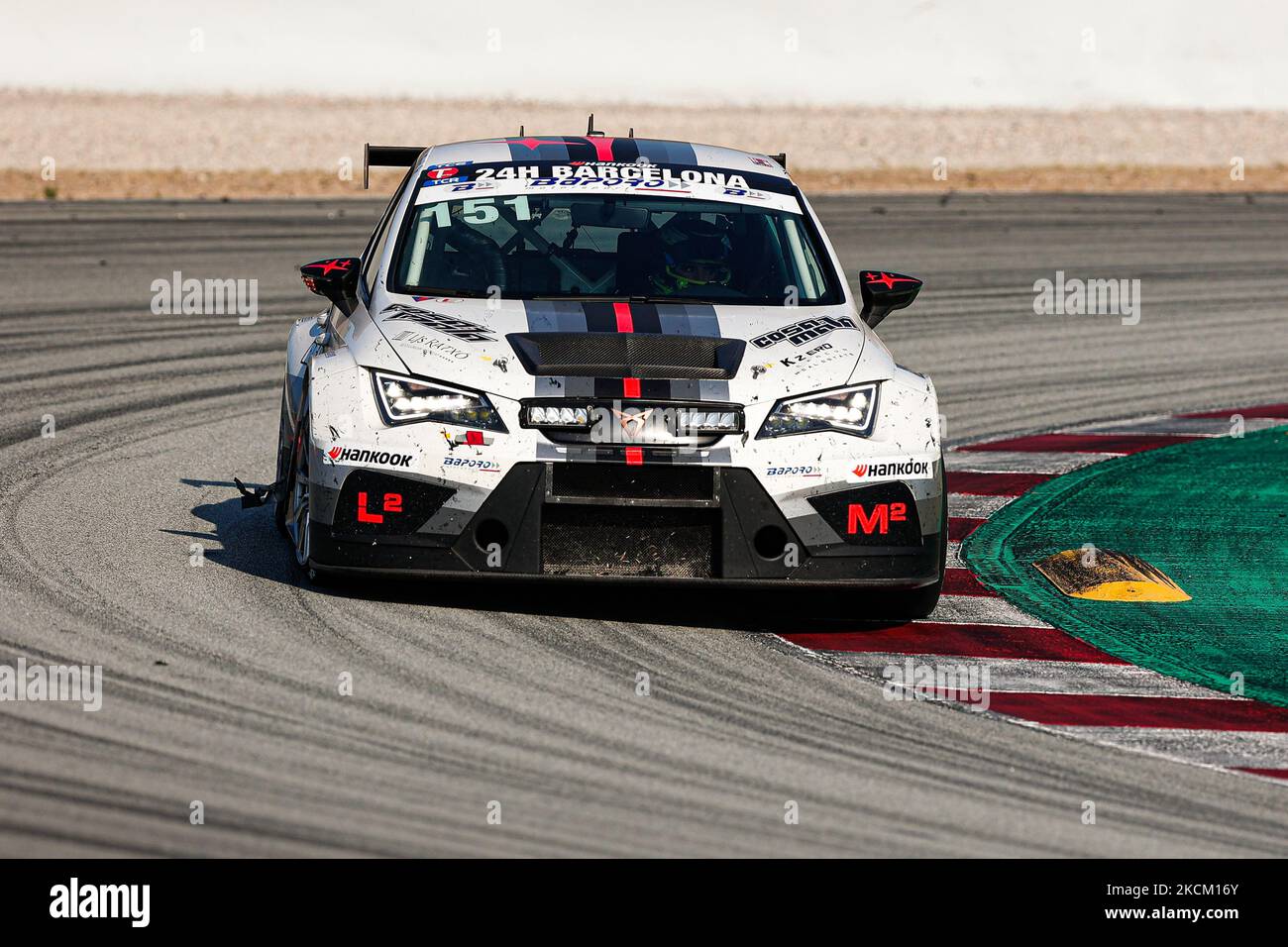 Piloti: Gorina Manel Lao, Cornago Manel Lao, Domene Llorenc Fluxa e Cross Llorenc Fluxa del team di Batoro Motorsport con Cupra TCR DSG durante l'HANKOOK 24H BARCELLONA 2021 Race al circuito di Catalunya. (Foto di DAX Images/NurPhoto) Foto Stock