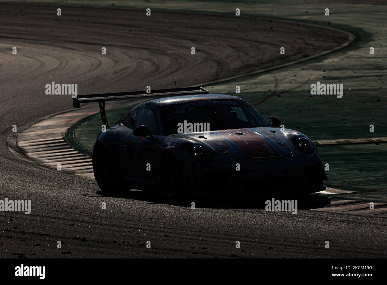 Piloti: Andrey Mukovoz, Stanislav Sidoruk e Sergey Peregudov del team DUWO Racing con Porsche 911 GT3 Cup (991 Gen II) durante la HANKOOK 24H BARCELLONA 2021 Race sul circuito di Catalunya. (Foto di DAX Images/NurPhoto) Foto Stock