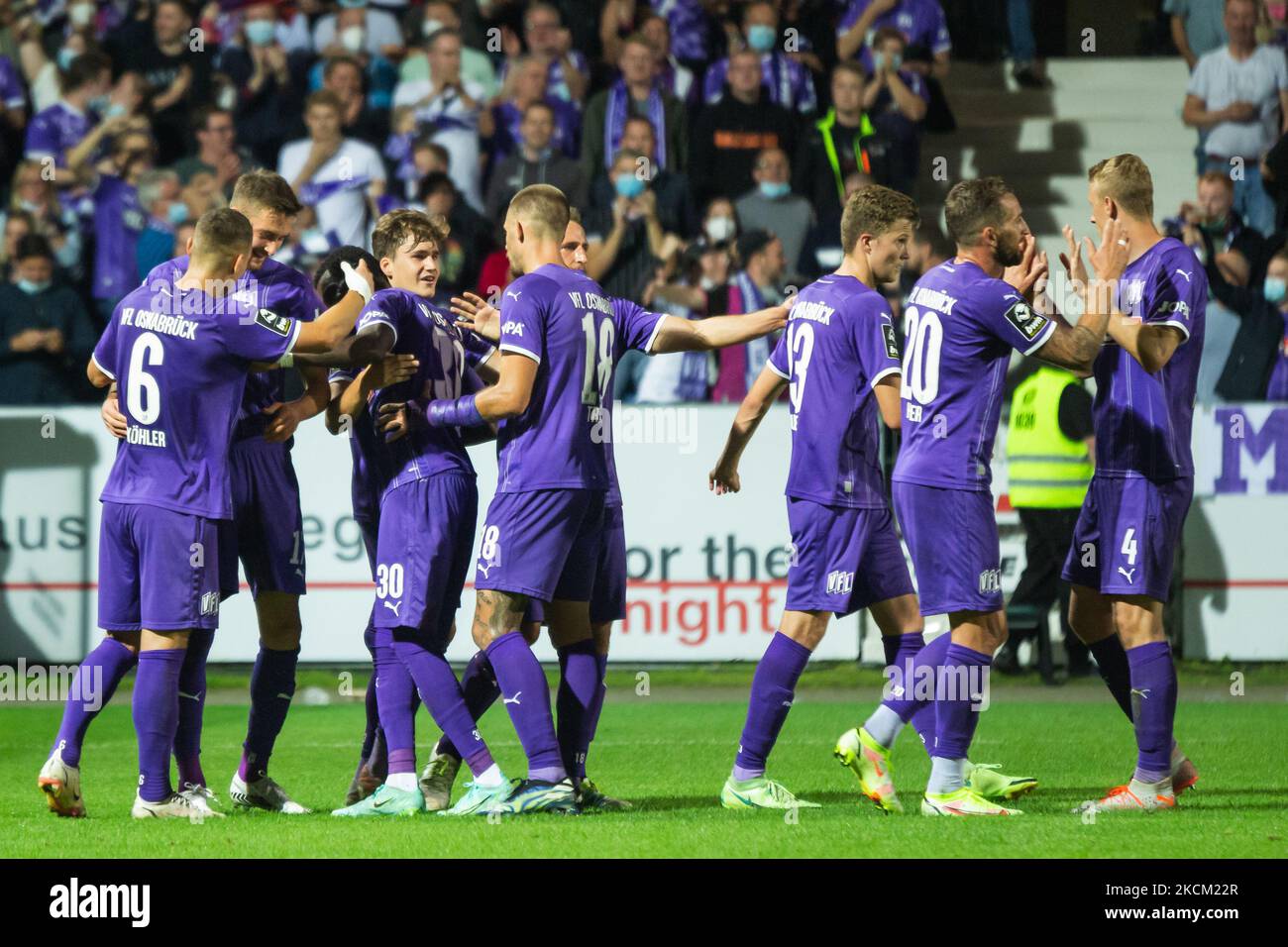 Florian Kleinhansl (quarto da sinistra) di VfL Osnabrueck festeggia con i compagni di squadra dopo aver segnato il terzo gol della sua squadra durante gli anni '3. Liga match tra VfL Osnabrueck e il FC Victoria Koeln a Bremer Bruecke il 06 settembre 2021 a Osnabrueck, Germania. (Foto di Peter Niedung/NurPhoto) Foto Stock